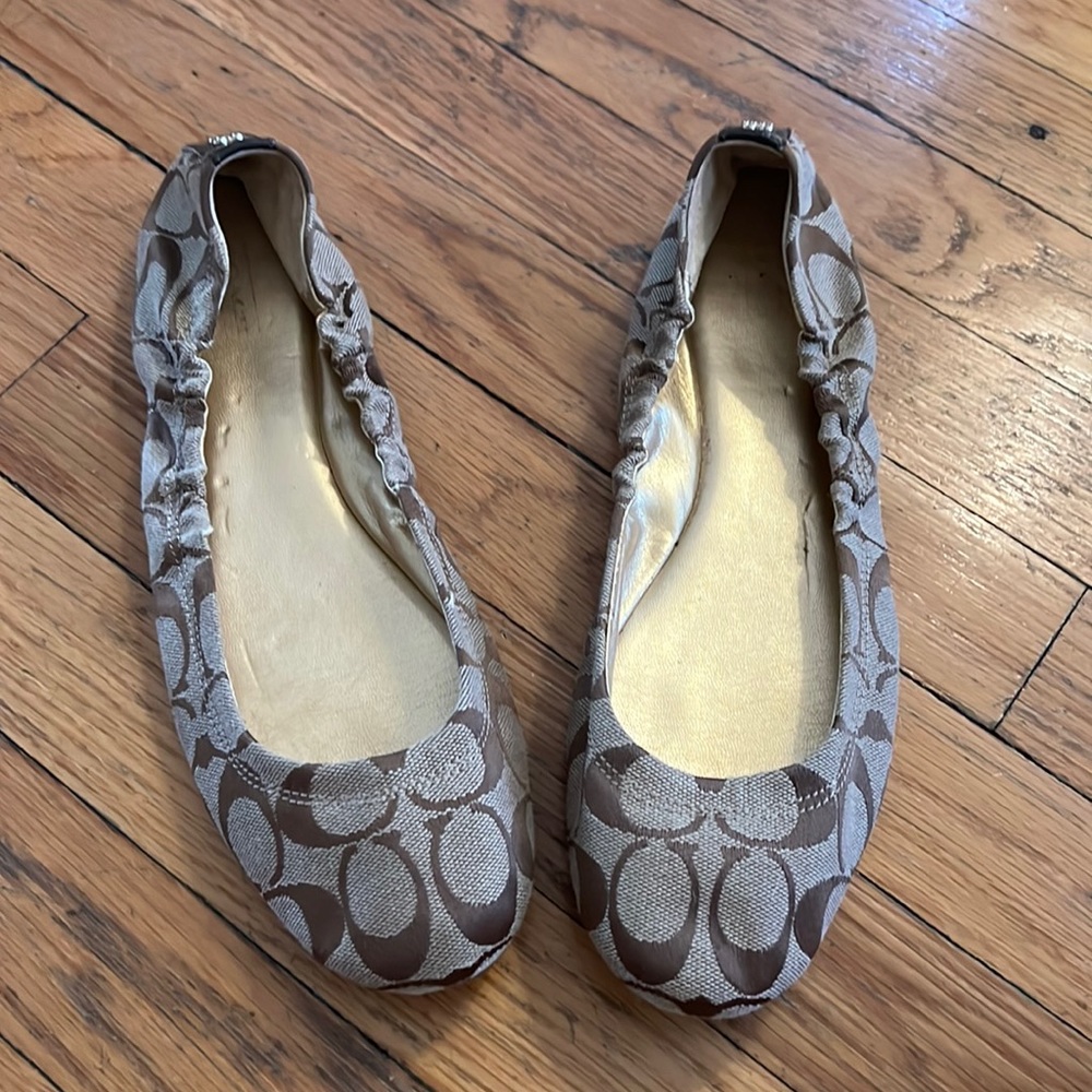 Coach Aly signature C flat brown size 10 cute!